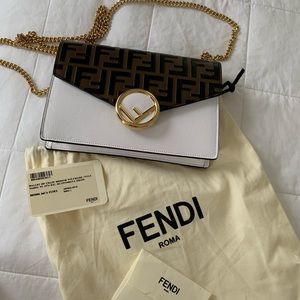 FENDI
medium FF wallet on chain (white)